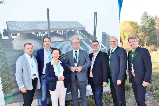 Brachten das Biomasse-Heizwerk Premstätten auf Schiene: Eduard Schirgi, Markus Jud und Karin Ronijak als Vertreter von ams OSRAM mit LH Christopher Drexler und den Geschäftsführern Wolfgang Waltl/Nahwärme Gleinstätten sowie Jakob Edler und Bernhard Karrer von der Bioenergie Gruppe.  | Foto: Edith Ertl