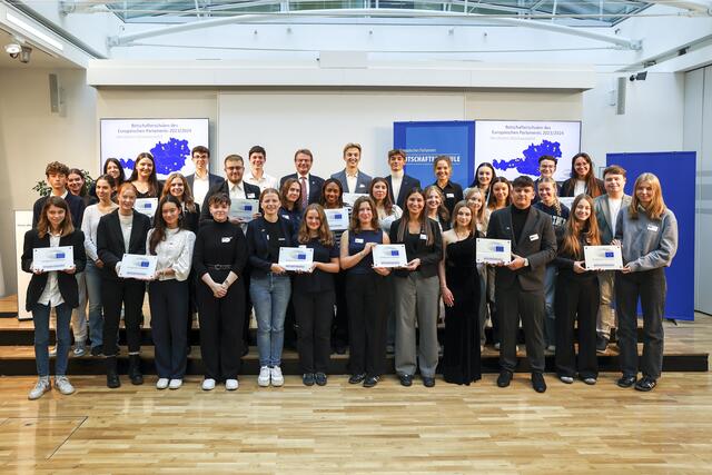 Die Juniorbotschafter:innen der ausgezeichneten Schulen.  | Foto: Verbindungsbüro des Europäischen Parlaments/APA-Fotoservice/Reither