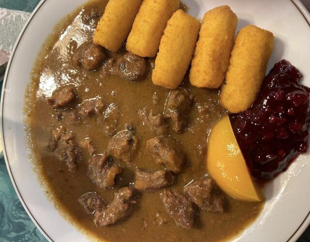 Rehragout mit Kroketten, Pfirsich und Preiselbeeren. | Foto: privat