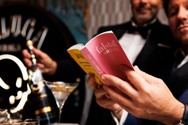 Mixology auf höchstem Niveau, perfekt ausbalancierte Longdrinks und eine wohlkuratierte Weinauswahl – Falstaff präsentiert die Crème de la Crème der österreichischen Barszene. | Foto: Adrian Almasan