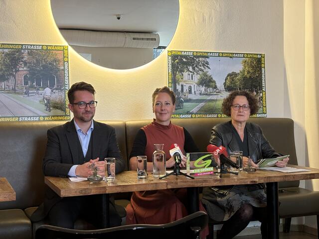 v.l.: Kilian Stark, Judith Pühringer und Josefa Molitor-Ruckenbauer, präsentieren die Grünen Pläne für das Herz des Alsergrunds.  | Foto: Fabian Franz/MeinBezirk