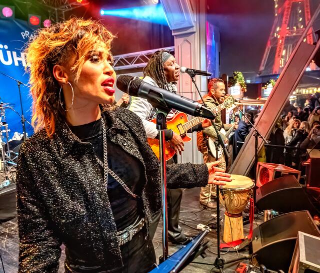 Auch zu Silvester wird auf dem Wintermarkt gefeiert.  | Foto: Julius Silver