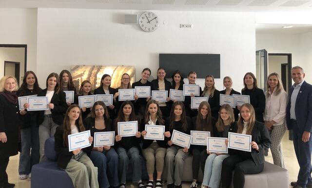 Die HLW FW Kufstein steht für ein starkes, gemeinsames Europa (v.l.n.r.): Projektbetreuerin Mag. Georgia Steinbrugger, die Junior-Botschafterinnen der 4DHW, Projektbetreuerin Mag. Irene Innerbichler, Direktor Mag. Markus Höfle. | Foto: HLW FW Kufstein