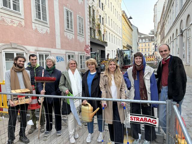 Die Initiative "Kirchberggasse" setzte sich für eine Begegnungszone in der kleinen Gasse ein. Die Freude über den Erfolg ist nun groß. | Foto: Katharina Nieschalk/MeinBezirk