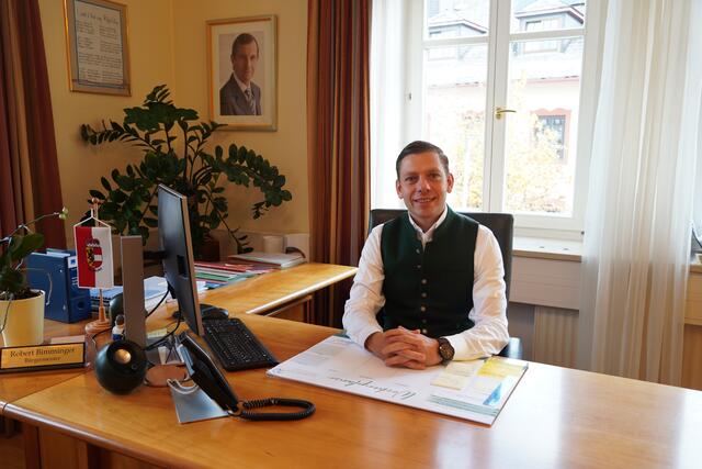 Der Bürgermeister von Eugendorf, Robert Bimminger, plant bereits das Budget für das Jahr 2025. | Foto: Emanuel Hasenauer