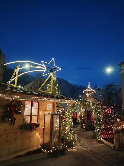 Der Christkindlmarkt St. Nikolaus am Hans-Brenner-Platz hat vom 22. November bis 23. Dezember 2024. | Foto: Sandwirt