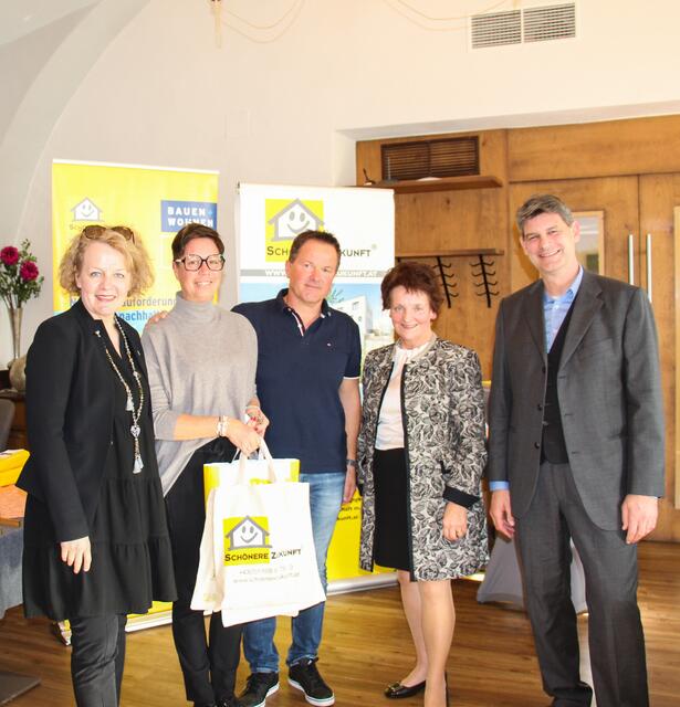  v.li.n.re.: Landesrätin Christiane Teschl-Hofmeister in Vertretung von Landeshauptfrau Johanna Mikl-Leitner, Frau Petra Gföhler, Herr Andreas Gföhler, Frau Bürgermeister Ludmilla Etzenberger, Geschäftsführer SCHÖNERE ZUKUNFT Herr Dipl.-Ing. Stefan Haertl | Foto: Stadtgemeinde Gföhl