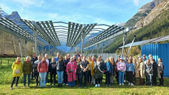 Gruppenbild beim Besuch des Unternehmens Hilber Solar in Trins, bei dem Landwirtschaft und Solarstromproduktion auf kreative Weise verknüpft werden. | Foto: RM Wipptal