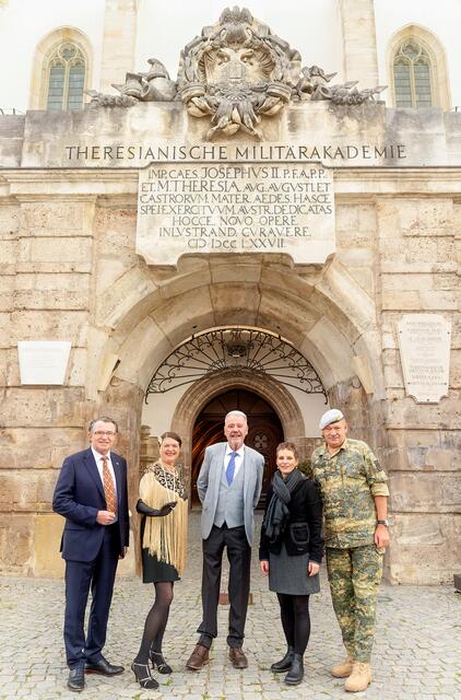 Kulturstadtrat Franz Piribauer, Brigitte Tauchner (SOG Theater), Bürgermeister Klaus Schneeberger, Museums-Leiterin Julia Schlager und MilAk-Kommandant Generalmajor Karl Pronhagl. | Foto: Stadt Wiener Neustadt/Weller