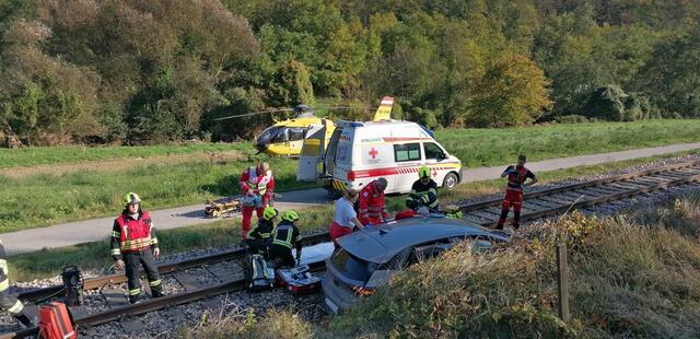  Die Feuerwehr Statzendorf sicherte die Unfallstelle ab und unterstützte die eingesetzten Kräfte | Foto: Kral