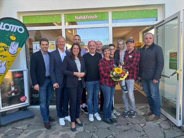 Manuel Aichberger, Julius Kiennast, Sandra Böhmwalder, (v.l.). Familie Rainer Neubacher mit Gudrun Oberleitner, Georg Lintner (6.v.r.,) Christian Buxhofer (1.v.r.) | Foto: Raffaela Au