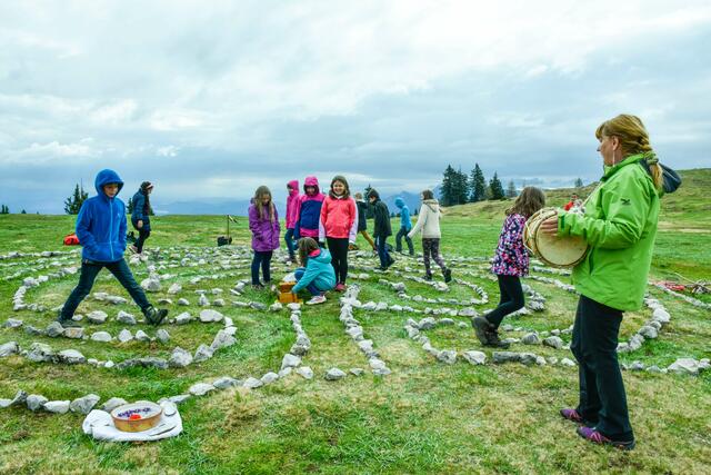 Im Stationsbetrieb lernten die Schüler den Dobratsch und dazugehörigen Naturpark kennen. | Foto: Naturerlebnistag/Kohlmaier ©