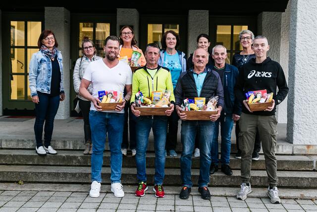 v.l.: 1. Reihe: Robert Plank, Helmut Kobolt, Erich Heigl
v.l.: 2. Reihe: Gabriela Oelmann, Brigitte Kainz, Anna Maria Füsselberger, Roswitha Bogenreiter, Judith Scheiblauer und Susanne Schwingenschlögl. | Foto: Stefan Winter