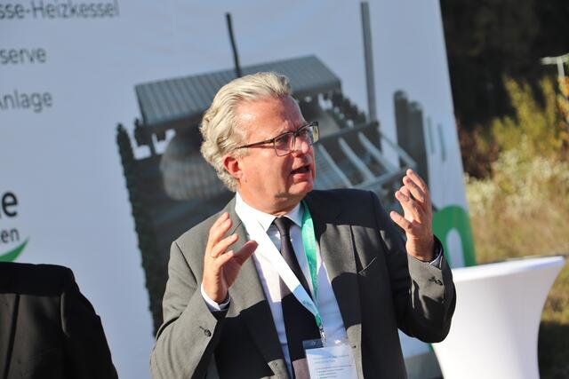 LH Christopher Drexler unterstrich die Bedeutung der Energiewende für das Klima und dankte den Betrieben, die auf erneuerbare Energie setzen.  | Foto: Edith Ertl