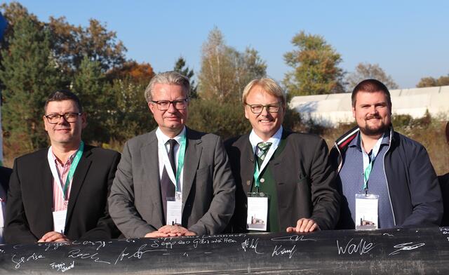 Signierten das erste Rohr für das Leitungsnetz: Nahwärme Gleinstätten Geschäftsführer Wolfgang Waltl, LH Christopher Drexler, Bioenergie-Geschäftsführer Jakob Edler und Premstättens GR Michael Fischer.