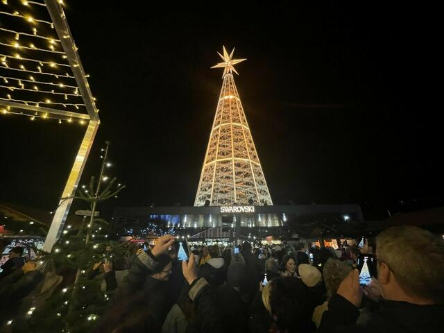 Der 14 Meter hohe Swarovski-Kristallbaum am Marktplatz leuchtet mit über 170.500 Swarovski Kristallen. | Foto: MeinBezirk