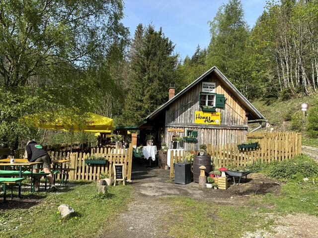 Die Hirnalm ist eine beliebte Jausenstation vor und nach Wanderungen zum Krumpensee und vielen weiteren Zielen in der Region. | Foto: Hirn Alm