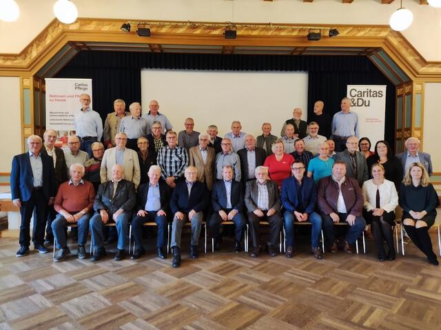 Die ehrenamtlichen Fahrer (samt Partnerinnen) des Projekts Essen auf Rädern der Caritas Sozialstation Alpenvorland  | Foto: Caritas