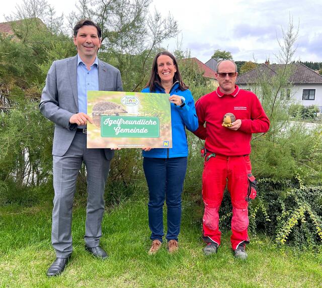 Bürgermeister Josef Zimmermann, "Natur im Garten" Regionalberaterin Martina Liehl-Rainer und Bauhofleiter Andreas Schneider (v.l.). | Foto: zVg.