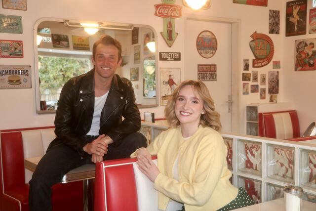 In Teddy’s American Diner gaben Lottie Power und Ben Darcy einen kleinen Vorgeschmack auf die Neuinszenierung von Grease. | Foto: Ulrike Kozeschnik-Schlick