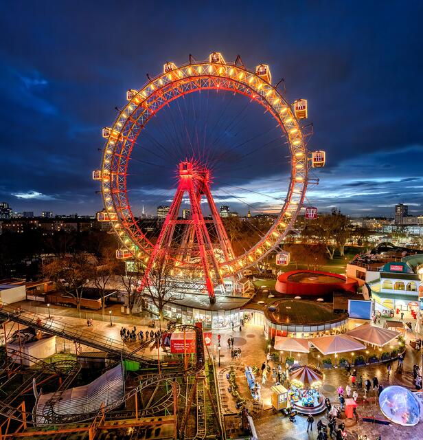 Das Riesenrad dreht für den Wintermarkt Extrarunden.  | Foto: Julius Silver