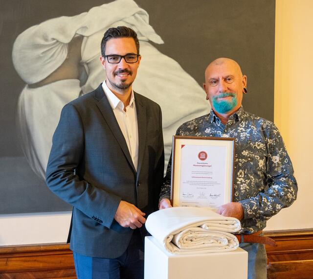 Leiter des Kulturbetriebs Matthias Hofmeister-Kiss und Sammlungskustos Wolfgang Christian Huber, in einem der Räume der Galerie der Moderne | Foto: Stift Klosterneuburg, W. Hanzmann