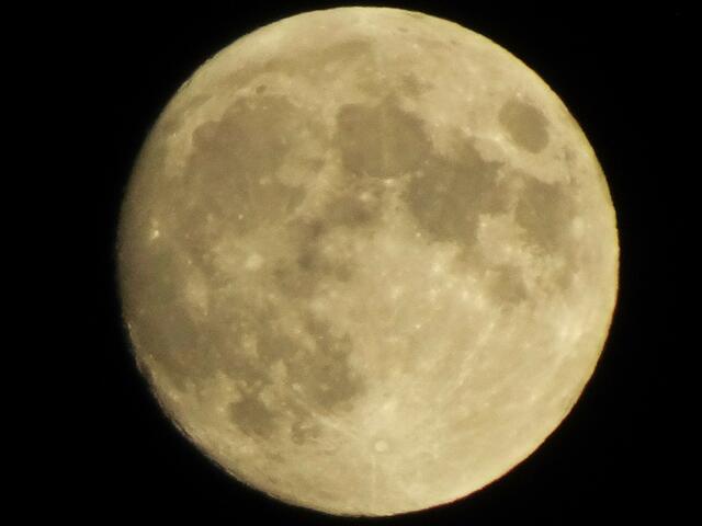 Der Supermond vom 17. Oktober 2024 ...  | Foto: © Silvia Plischek