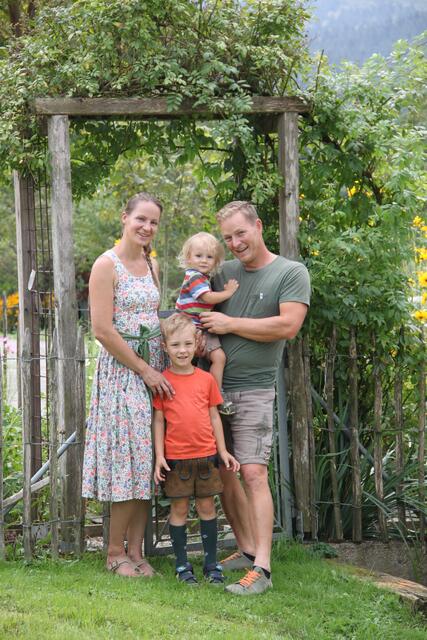 Familie Winkler aus Tannberg. | Foto: KukuvecPhotography