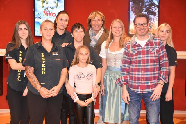 Hansi Hinterseer mit dem Team vom "Dieselkino Oberwart", wo er seinen 100-Minuten-Dokumentationsfilm präsentierte. | Foto: Michael Strini