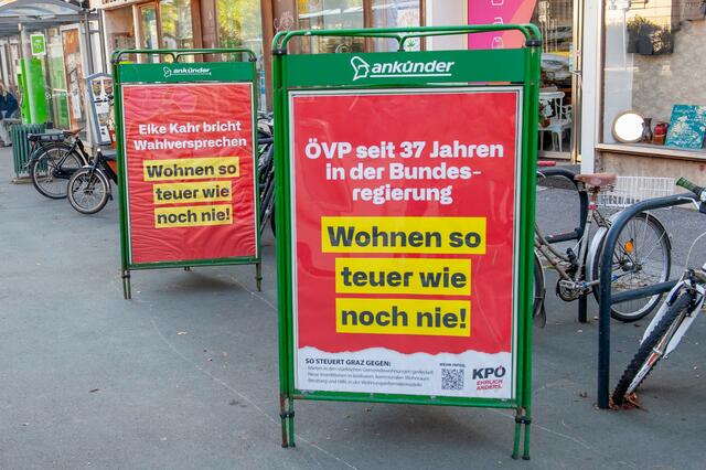 Die KPÖ brachte nun neben ÖVP-Plakaten ihre eigenen an, im gleichen Design versteht sich.  | Foto: KPÖ Graz