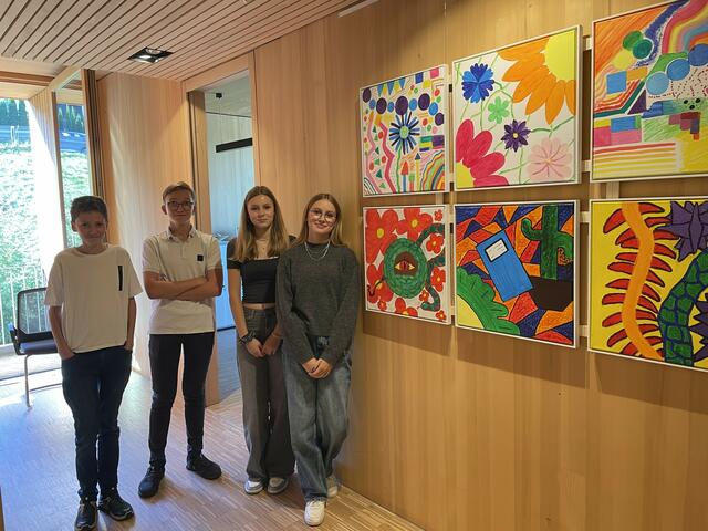 Raphael, Matthias, Isabella und Katharina (v.l.) und ihre Kunstwerke.  | Foto: Roswitha Ebner