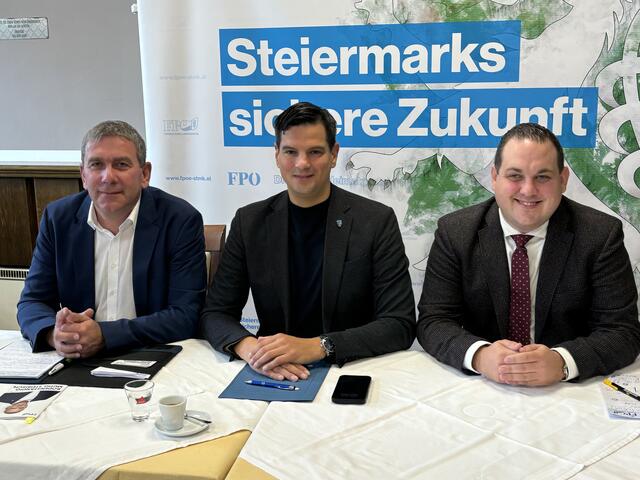 Mit bester Stimmung in den Wahlkampf zur Landtagswahl: Arnd Meißl, Hannes Amesbauer, Philipp Könighofer. | Foto: Hackl
