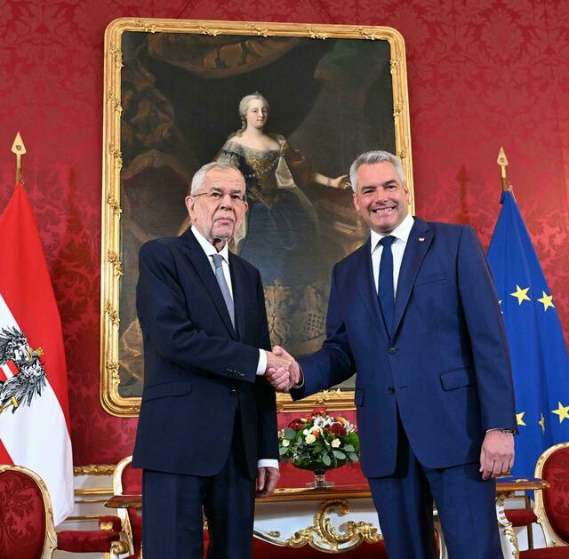 Bundespräsident Alexander Van der Bellen beauftragte ÖVP-Chef Karl Nehammer damit, eine neue Bundesregierung zu bilden. | Foto:  HELMUT FOHRINGER / APA / picturedesk.com 