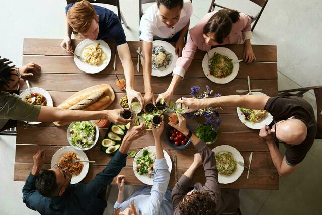 Die Vielfalt wird wohl nirgends so sehr zelebriert wie beim Essen. Kulinarische Vielfalt herrscht auch in der Donaustadt. | Foto: Pexels/Fauxels