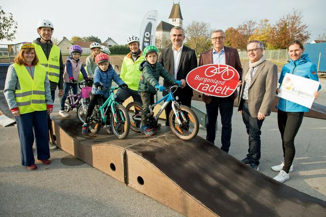 Landesrat Mag. Heinrich Dorner gratulierte den Schülerinnen und Schülern sowie Lehrerinnen und Lehrern der Volksschule Breitenbrunn zum Gewinn Bester Neueinsteiger bei „Österreich radelt zur Schule“ | Foto: Landesmedienservice Burgenland/Daniel Fenz
