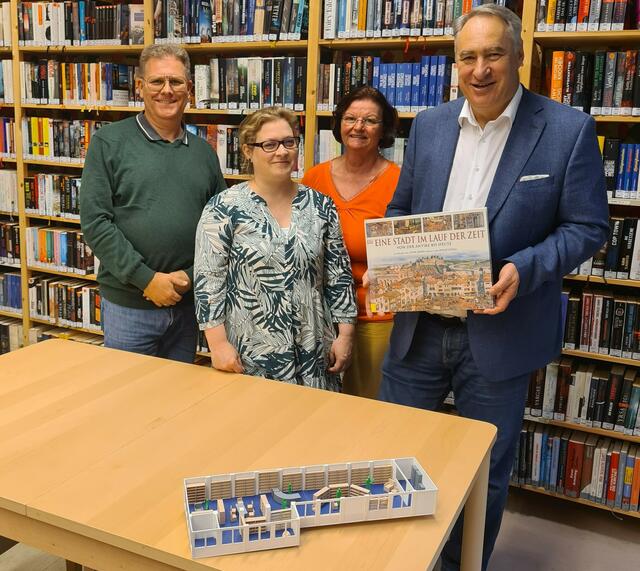 Jochen Pintar, Sonja Lötsch, Gaby Zach und Josef Schmidl-Haberleitner in der Bibliothek. | Foto: Stadtgemeinde Pressbaum