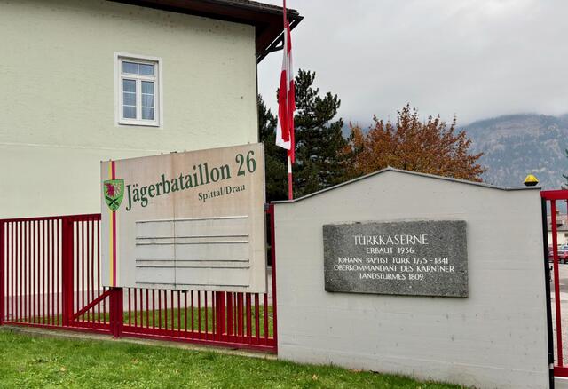 In der Türk-Kaserne weht die Fahne nach dem gestrigen Vorfall auf Halbmast. Ein Grundwehrdiener kam gestern ums Leben. | Foto: MeinBezirk.at