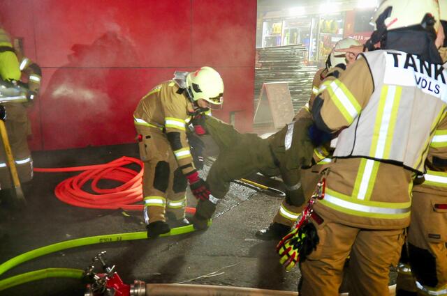 "Verletzte Personen" wurden aus dem völlig verrauchten Gebäude geholt. | Foto: Hassl