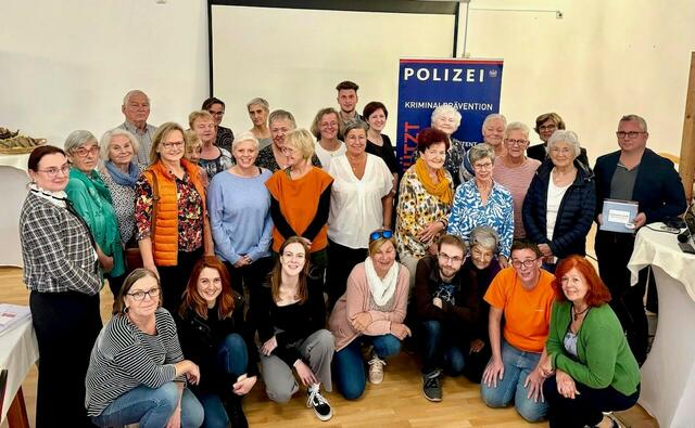 Die Teilnehmer des Roten Kreuzes mit Michaela Hiden (l.) und Gruppeninspektor Edgar Raffler (r.) | Foto: Rotes Kreuz