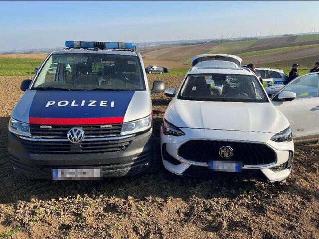Das Fahrzeug der mutmaßlichen Schlepper konnte schließlich gestoppt werden.  | Foto: LPD NÖ