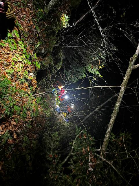 Einsatzleiter Roland Moltinger alarmierte auch das Rote Kreuz und einen Notarzt, da der Verunfallte vermutete, er habe mehrere Frakturen erlitten. | Foto: Bergrettung Salzburg/Horst Reiter/Michael Titze/Andreas Auer