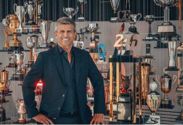 Fritz Enzinger mit seiner Pokal-Sammlung für Porsche. | Foto: Porsche