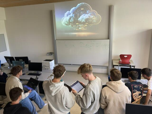Cloud Computing steht seit diesem Jahr auf dem Stundenplan einiger HTL-Schüler.  | Foto: HTL Vöcklabruck