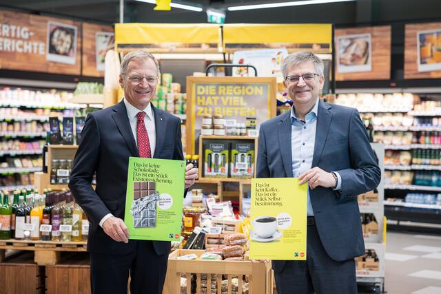 Das Land OÖ und der Lebensmittelkonzern Billa setzen auf fairen Handel. Im Bild (v. l.): Landeshauptmann Thomas Stelzer und Thomas Steingruber, Billa-Vertriebsdirektor in Oberösterreich. | Foto: Land OÖ/Antonio Baye