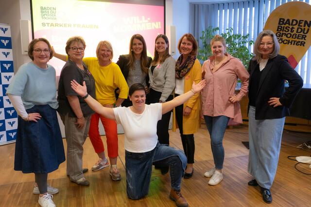 Frauenpower bei den Mandatarinnen des Badener Gemeinderates: GR Sabine Macha, GR Gerlinde Brendinger, Vizebürgermeisterin Helga Krismer, Vortragende Vera Steinhäusl, StR Petra Haslinger, StR Angela Stöckl-Wolkerstorfer, GR Patrizia Wolkerstorfer, GR Gertraud Auinger-Oberzaucher und im Vordergrund GR Anne Sass. | Foto: 2024psb/sophie leitner