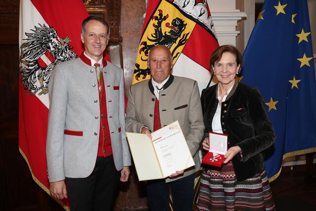 Ehrungsfestakt Land Salzburg für Verdienste um die Salzburger Volkskultur in der Residenz Im Bild Landtagspräsidentin Brigitta Pallauf (rechts) und Landeskapellmeister Roman Gruber (links) bei Überreichung des Verdienstzeichen des Landes Salzburg an Johann Leixnering Fusch an der Glocknerstraße | Foto: Land Salzburg / Franz Neumayr