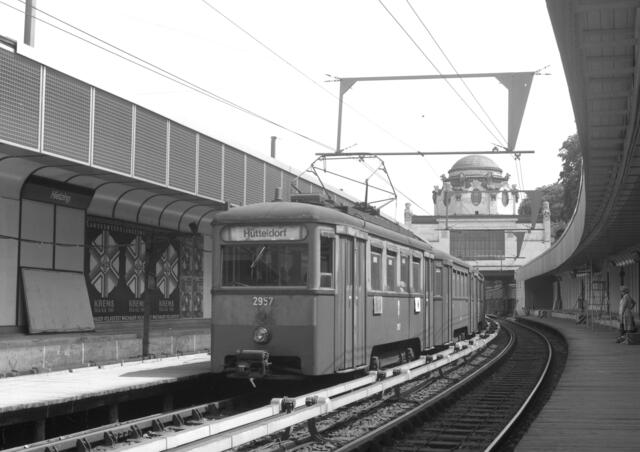 Stadtbahn mit Zug der Type N1-n1 Station Hietzing am 3. August 1981. Zu dieser Zeit wurde die Stadtbah- zur U4-Strecke umgeformt. Die Station ist bereits auf U-Bahn-Niveau und mit Stromschienen versehen. | Foto: Wiener Linien