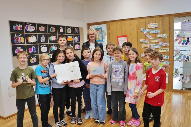 VS-Direktorin Andrea Wagner freut sich mit ihrem Pädagogenteam und den Schülern über das Begabtensiegel. | Foto: Edith Ertl