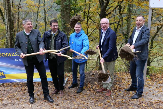 Landesrat Stephan Pernkopf (2.v.r.) reiste zum Spatenstich für das 4,3 Millionen Euro teure Hochwasserschutz-Projekt an. | Foto: Santrucek