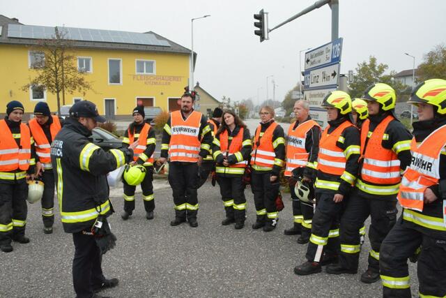 Bei der Kreuzung Glasau wurde das Regeln des Verkehrs geübt. | Foto: Pressestelle BFK UU | Thomas Traxler